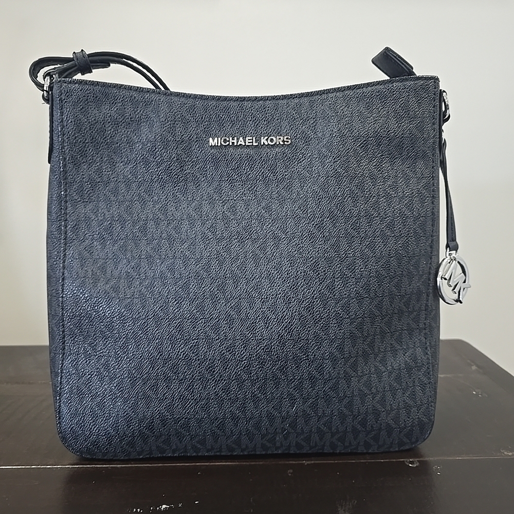 Michael Kors Jet Set Travel large messenger crossbody bag in black
